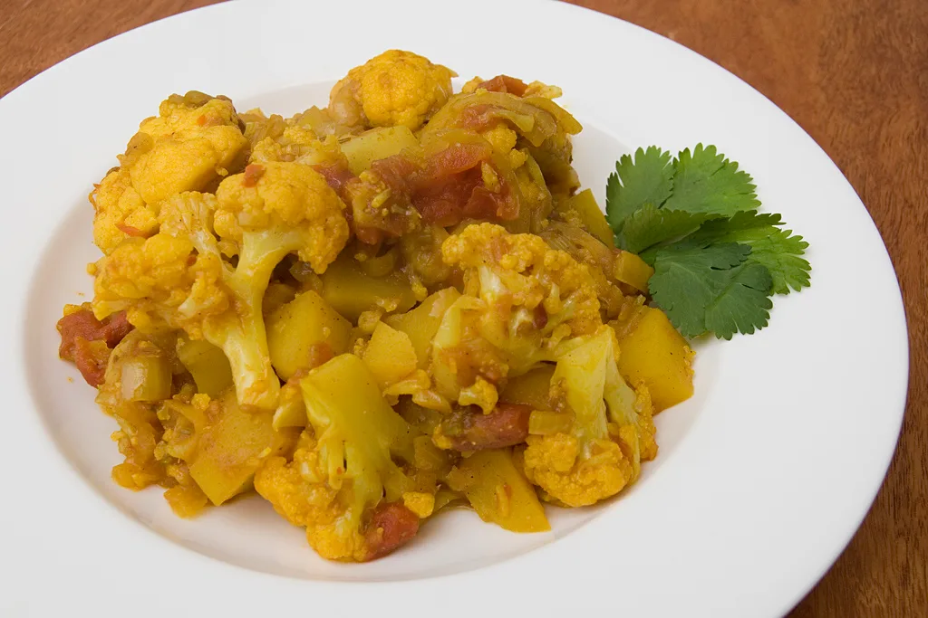 Алу Гоби (карри из картофеля и цветной капусты)