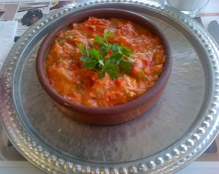 Менемен (турецкие яйца с перцем и помидорами)