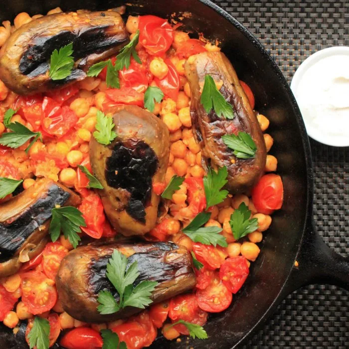 Баклажаны на плите с харисой, нутом и йогуртом с кумином