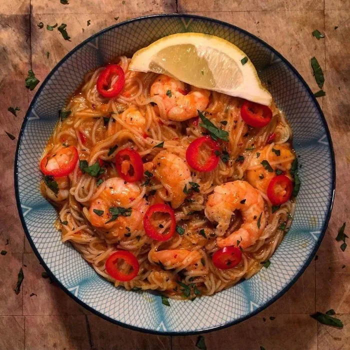 Лакса с королевскими креветками