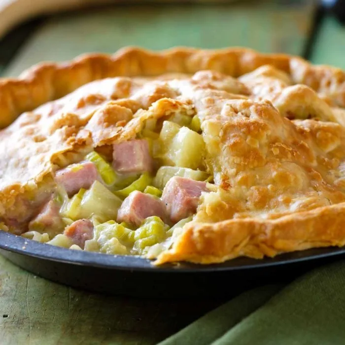 Пирог с курицей, ветчиной и пореем