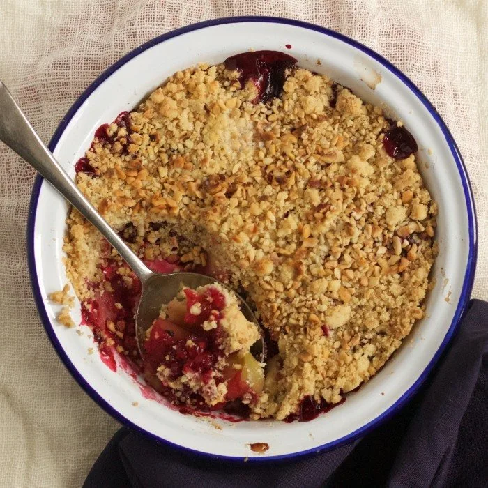Крамбл с яблоками и ежевикой