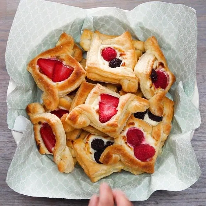 Puff Pastry Tartlets with Berries and Cream Cheese
