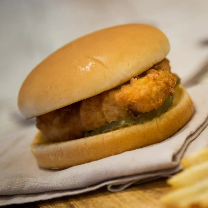 Сэндвич с курицей в стиле Chick-fil-A