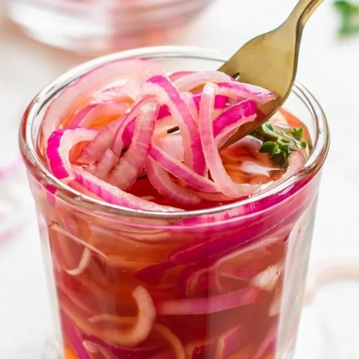 Маринованный красный лук