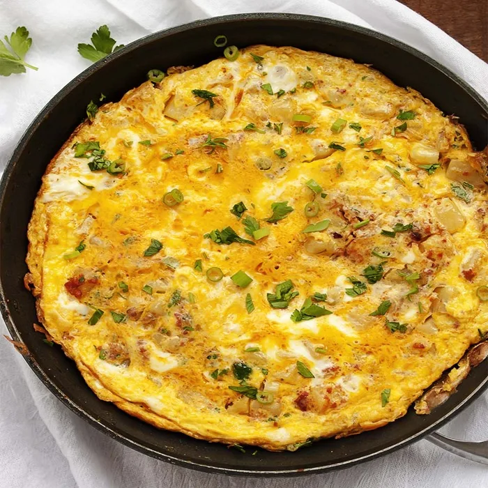Омлет с чоризо, картофелем и сыром