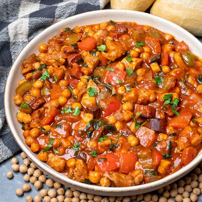 Испанская фасоль с курицей и чоризо