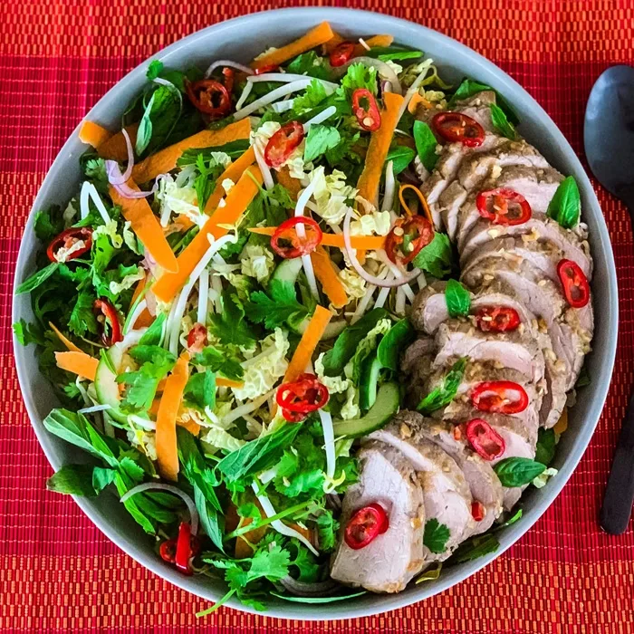 Вьетнамский салат с чесноком и острым мясом