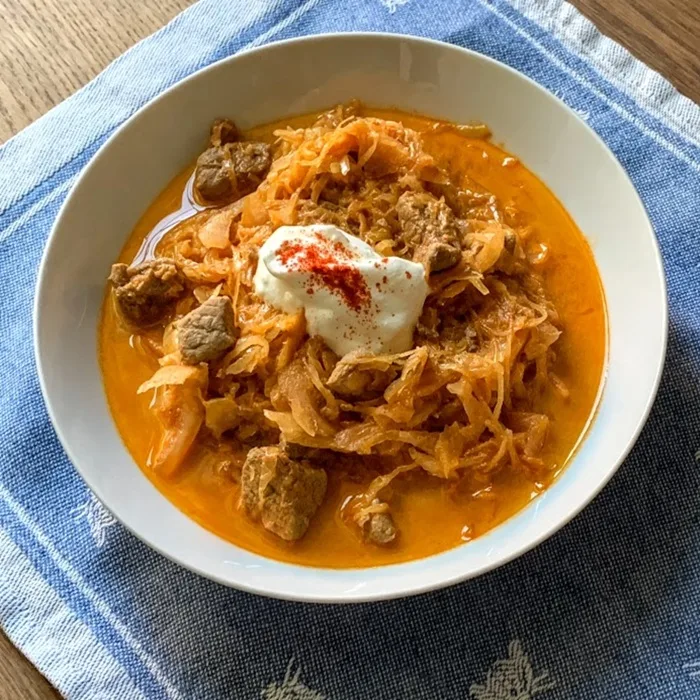 Гуляш из свинины с квашеной капустой