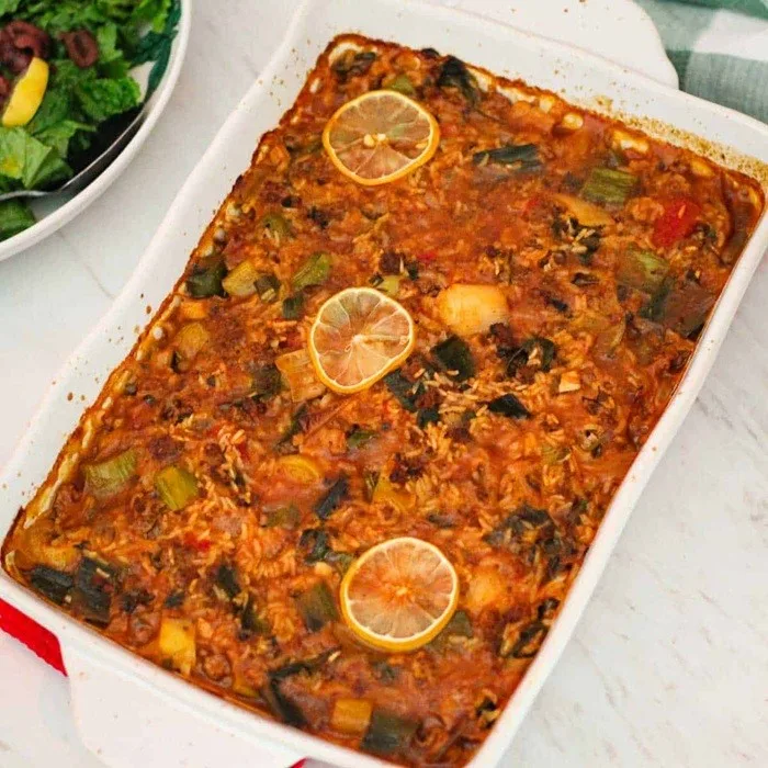 Запечённый порей с рисом и перцем