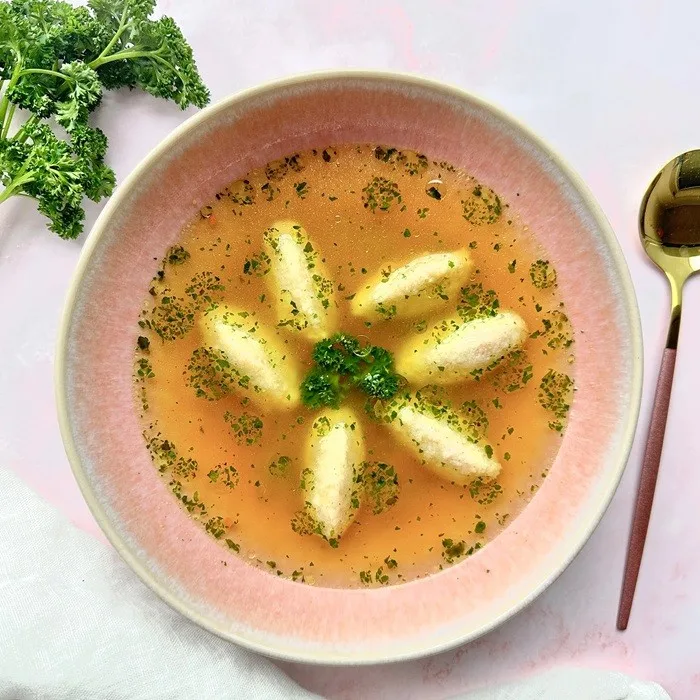 Прозрачный суп с манными клёцками